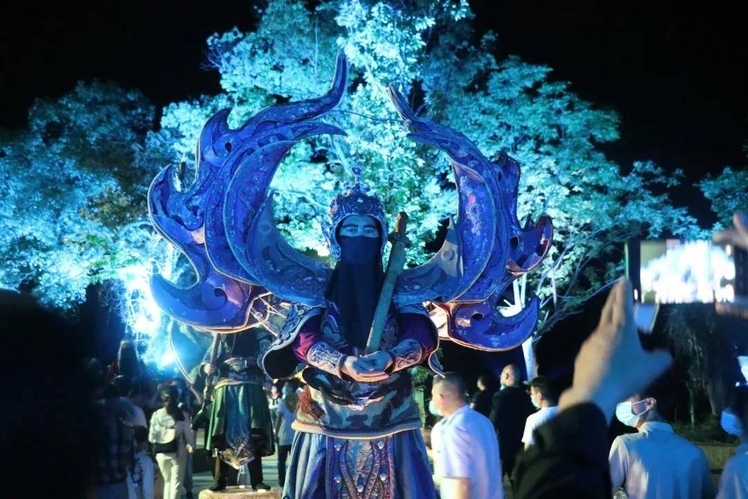 殴打流浪狗的保安和老师被停职，你支持尽快完善动物保护法吗？游戏画面